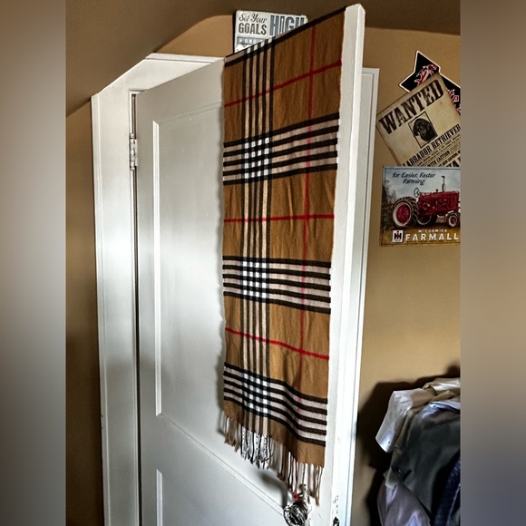 Burberry men’s scarf - Picture 2 of 3